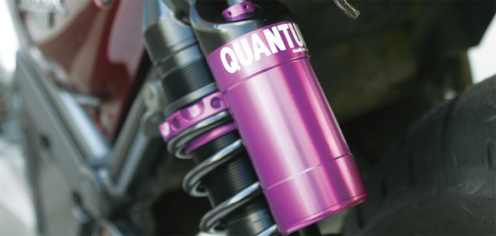 QUANTUM(クァンタム)はアルミ削り出しの軽量ボディ。低圧ガス式モノチューブ(単筒)構造で、ローフリクション構造と合わせて優れた乗り心地と微細なピストンスピードからの高精度な減衰特性を実現