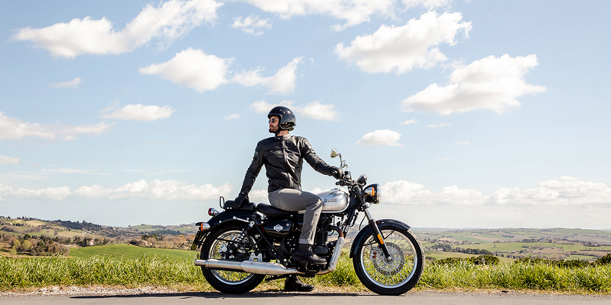 ベネリ インペリアーレ400〈いま国内で買える新型バイクカタログ〉扱いやすいピュアな走りも魅力のネオクラ単気筒（WEBヤングマシン） -  Yahoo!ニュース