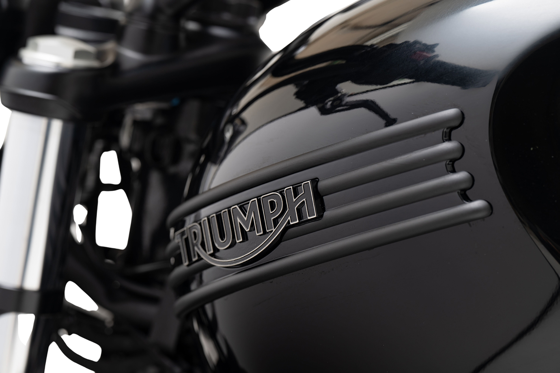 TRIUMPH 4バーバッジ ブラック