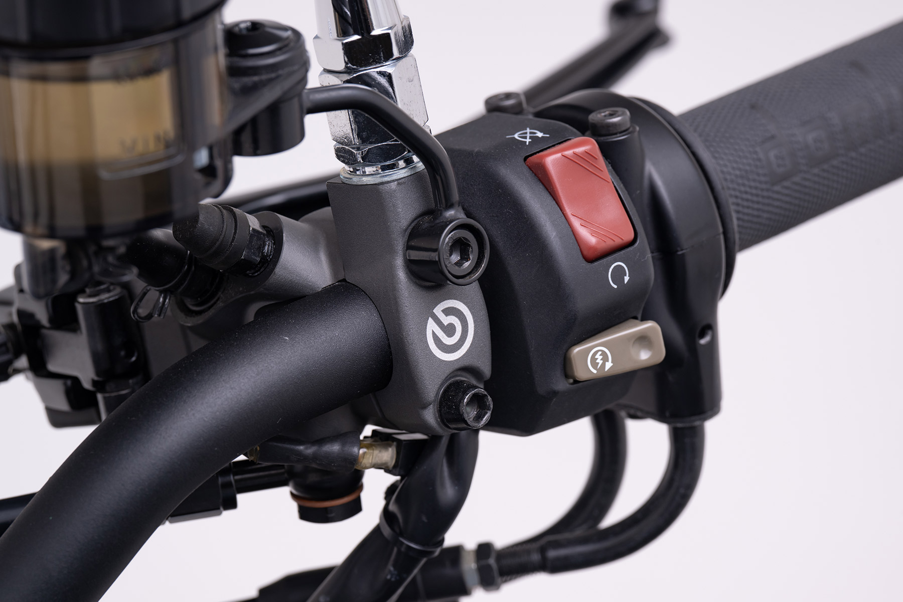 BREMBO ハンドルバークランプ ミラーホルダー付 M10 x 1.25 逆ネジ RCS コルサコルタ ブレーキ/クラッチ マスターシリンダー用
