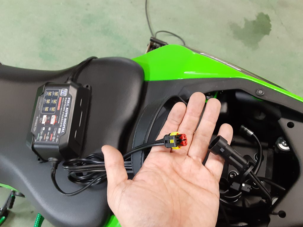 Ninja ZX-25R】簡単ワンタッチ接続、維持充電仕様でバッテリー長持ち大 