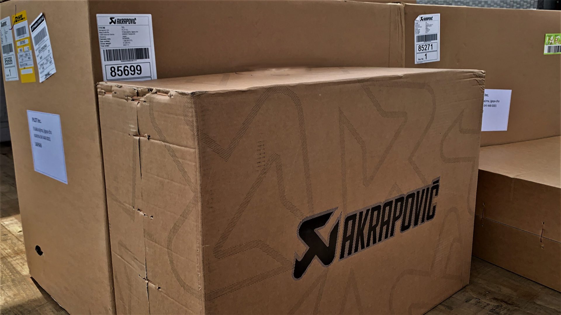 ことさん専用 AKRAPOVICの裏側 ～その1～ 入荷からJMCAプレート取り付けまでを